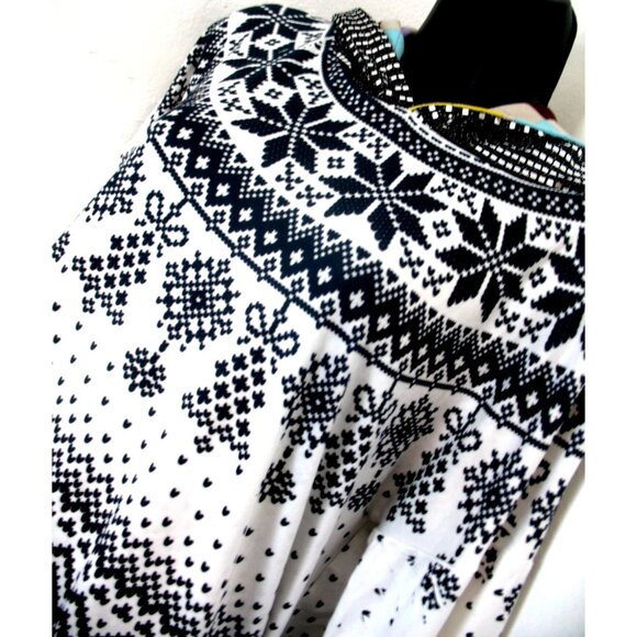 Blumin Apparel Women's Black/White Hoodie Sweatshirt with beading, Size Medium - Picture 4 of 7